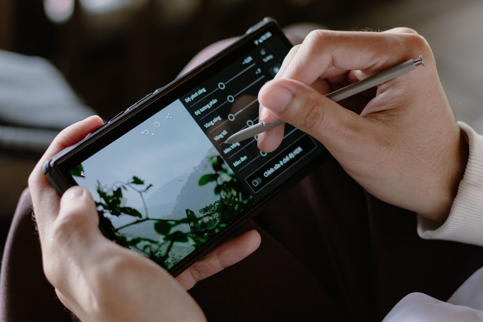 Katlanabilir Telefonlarda Ekran Kırışıklığı Nasıl Önlenir? Yeni Nesil Ekran Katmanlarının Mühendisliği