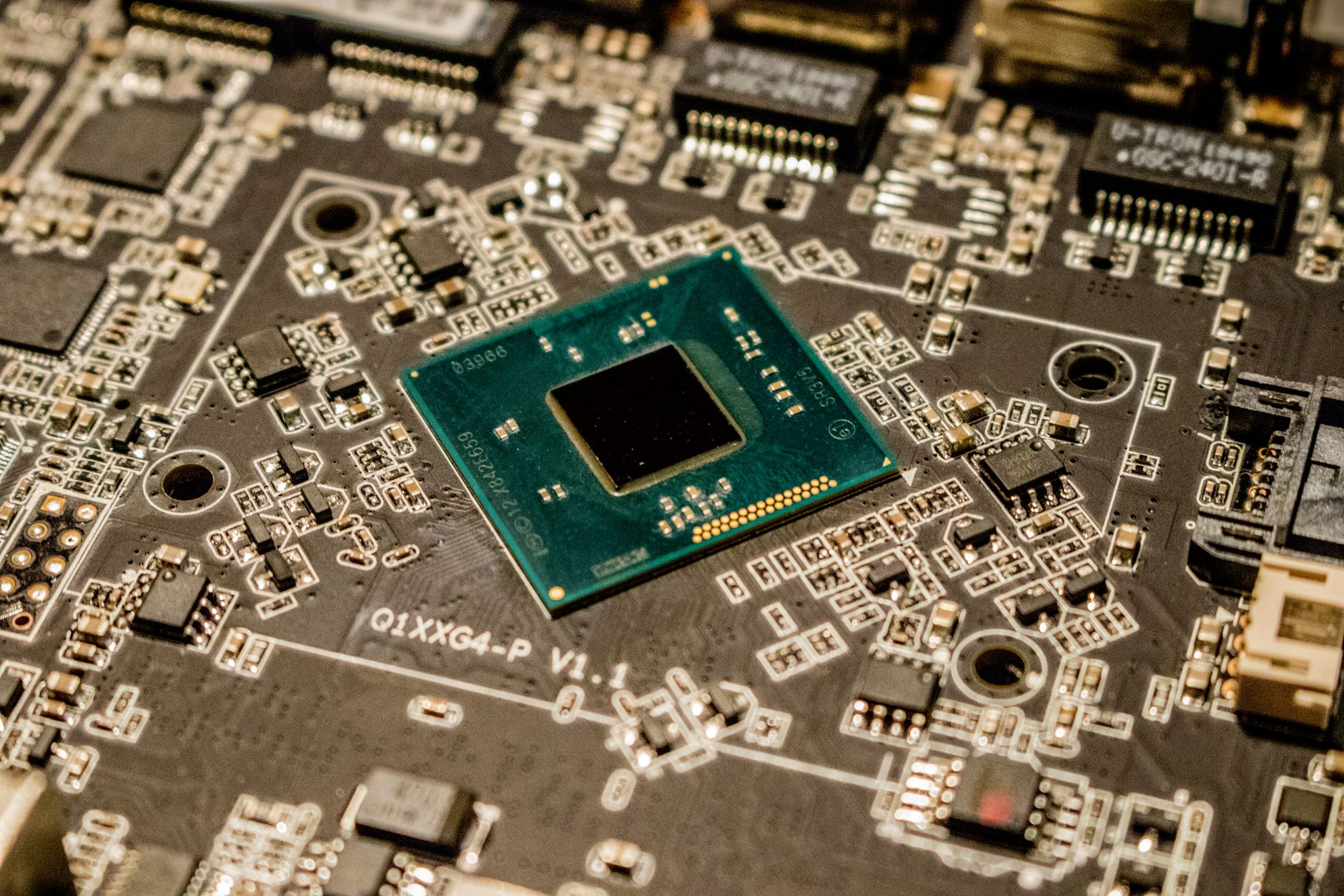 Yapay Zeka İşlemcilerinde NPU Nedir? CPU ve GPU'dan Farkı ve Cihazlardaki Rolü