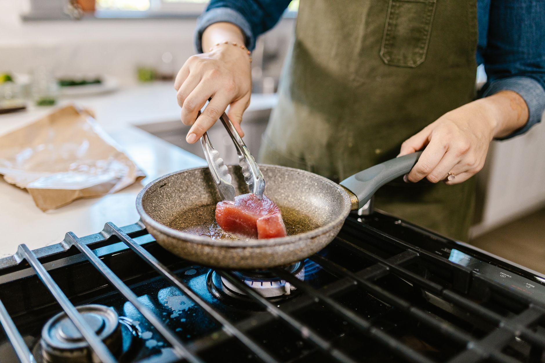 Mutfakta Isı ve Lezzet Dönüşümü: Maillard Tepkimesi ile Karamelizasyonun Gastronomik Bilimi