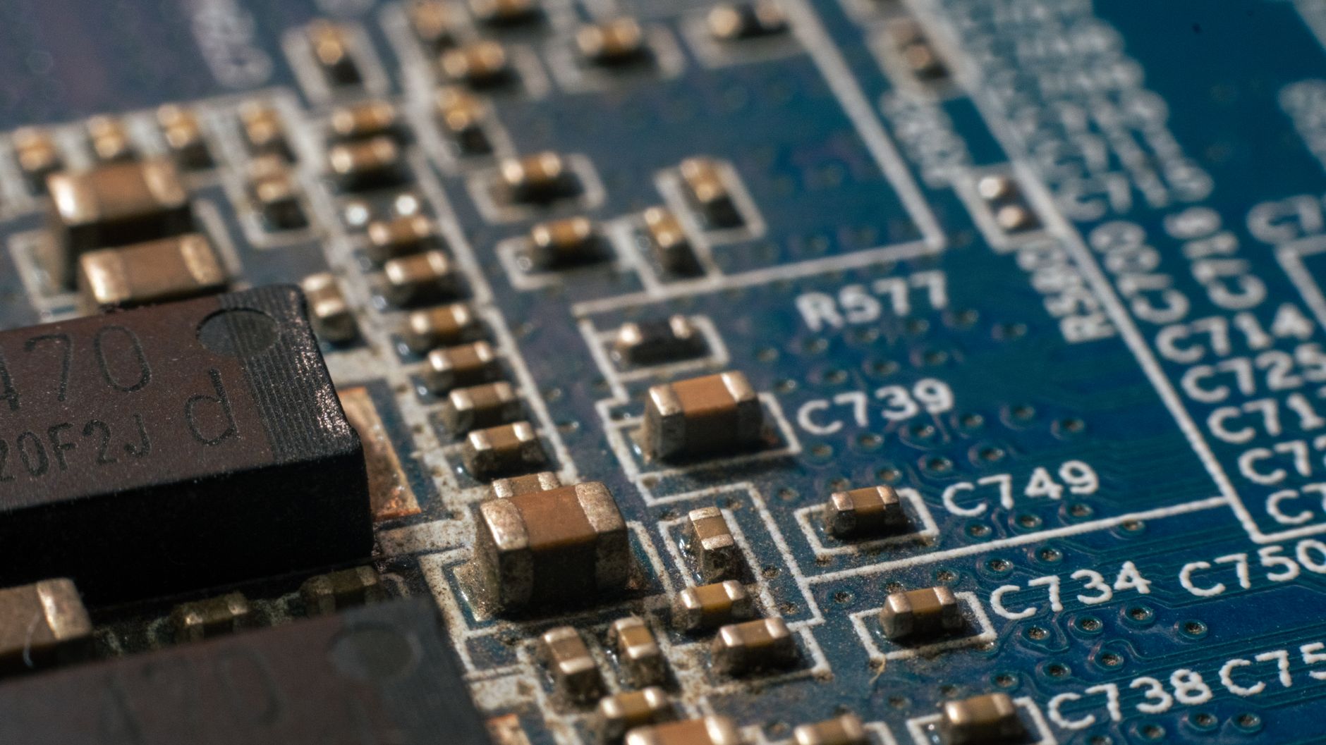 İşlemci Mimarilerinde RISC ve CISC Rekabeti: ARM ve x86 Güç Dengesi Nasıl Değişiyor?